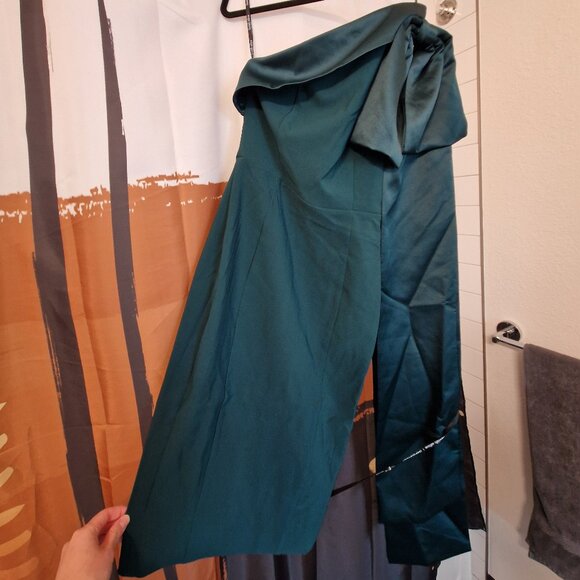 Lavish Alice Gemma Dress One Shoulder Bow Detail Midi Dress in Emerald Green - Picture 4 of 7